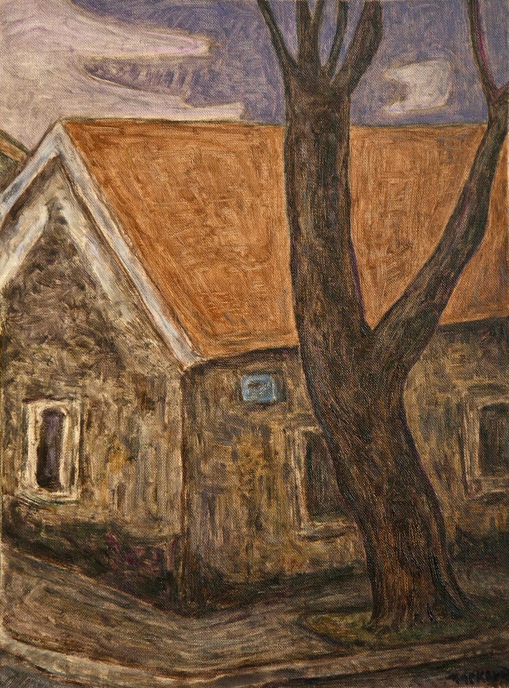 Kamena kuća sa narandžastim krovom i golo drvo pred njom, u prvom jutarnjem svjetlu.